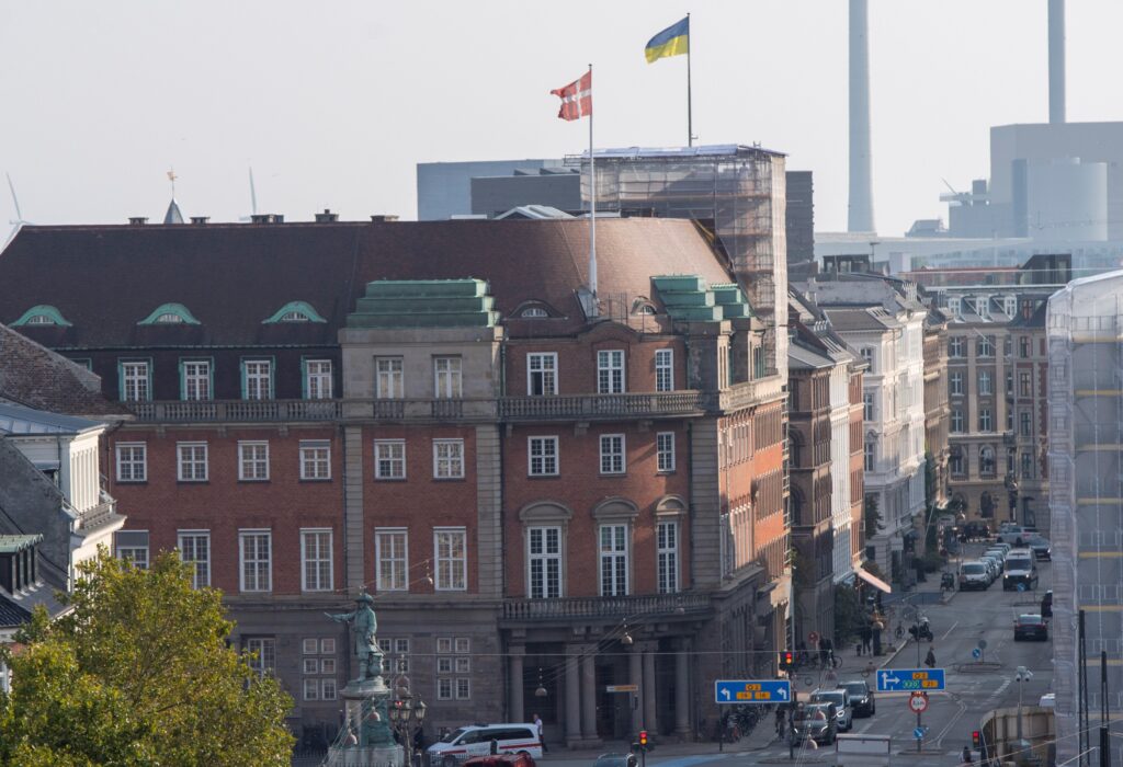 Bygninger med flag og trafik