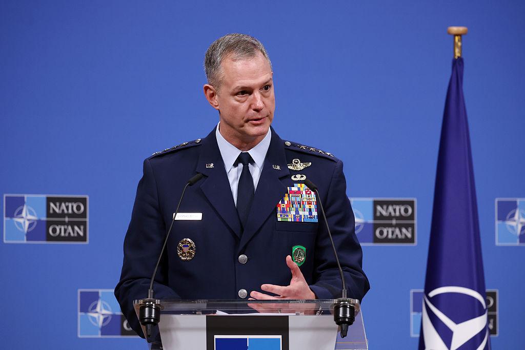 Mand i uniform taler ved NATO